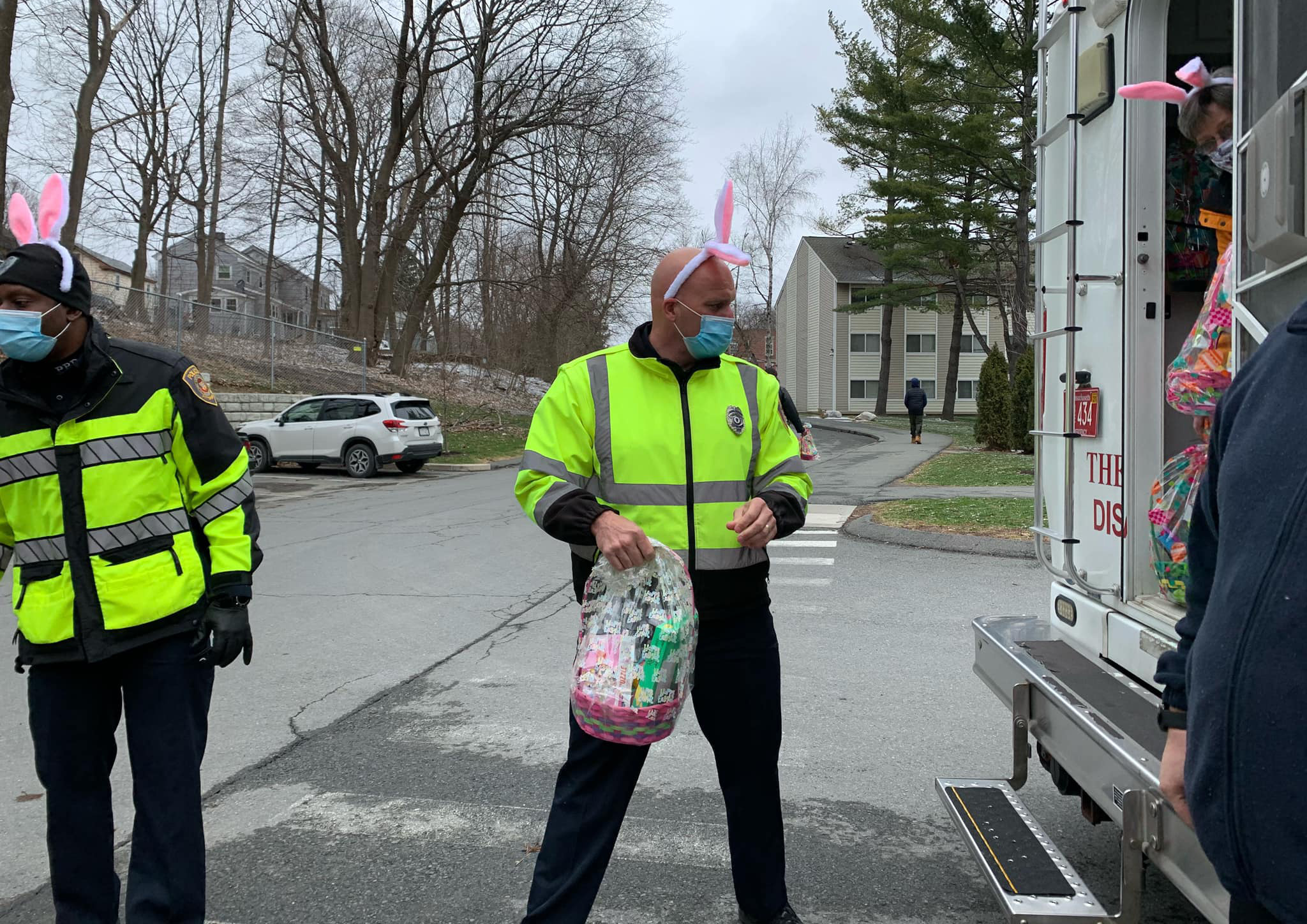 Pittsfield Police offers assist with basket distribution