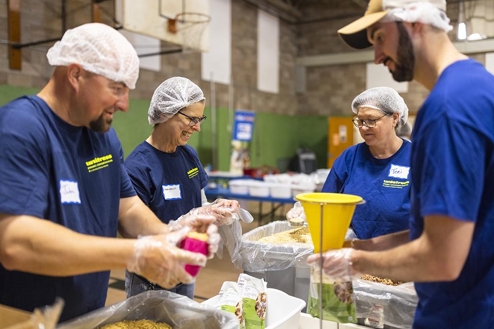 Unistress volunteers fill the minestrone soup bags