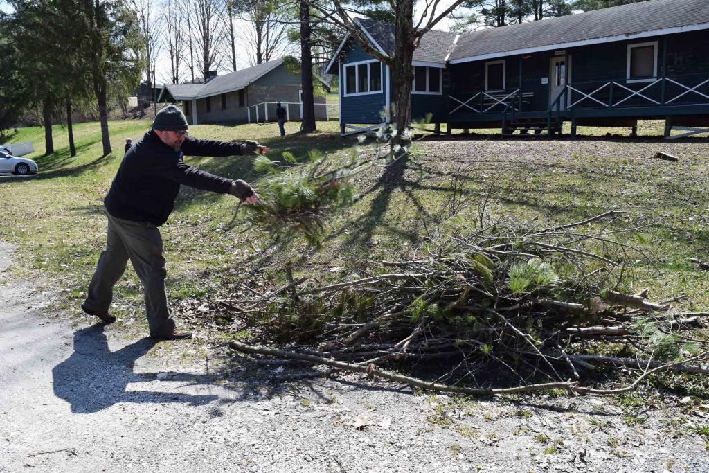 BUW President & CEO Tom Bernard pitches in