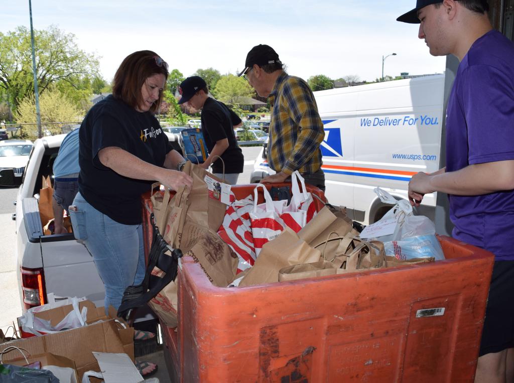 BUW's Brenda Petell helps volunteers fill a cart