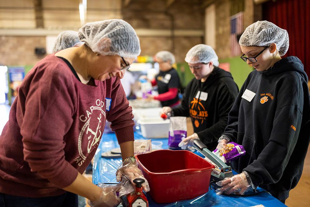 Lee High School students fill oatmeal bags