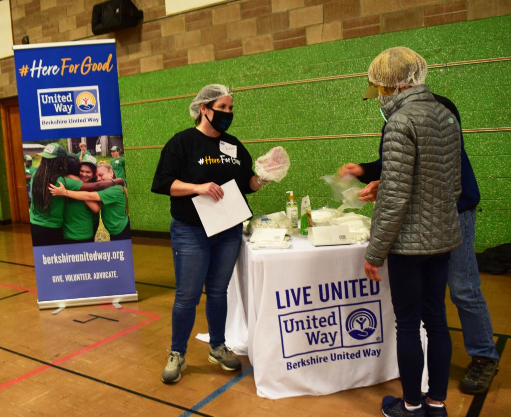 Brenda Petell, BUW Director of Volunteer Engagement, checks in volunteers